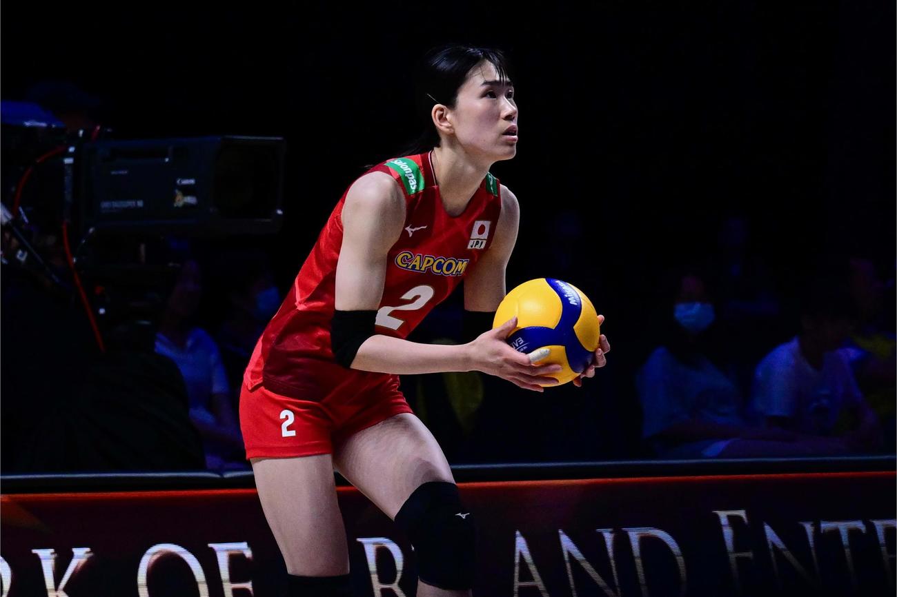 ボールを持つ林琴奈（C）FIVB