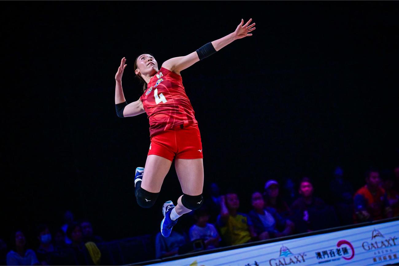 ジャンプして打つ石川真佑（C）FIVB