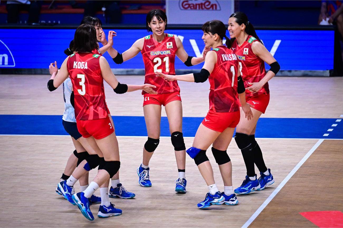得点して喜ぶ代表選手（C）FIVB