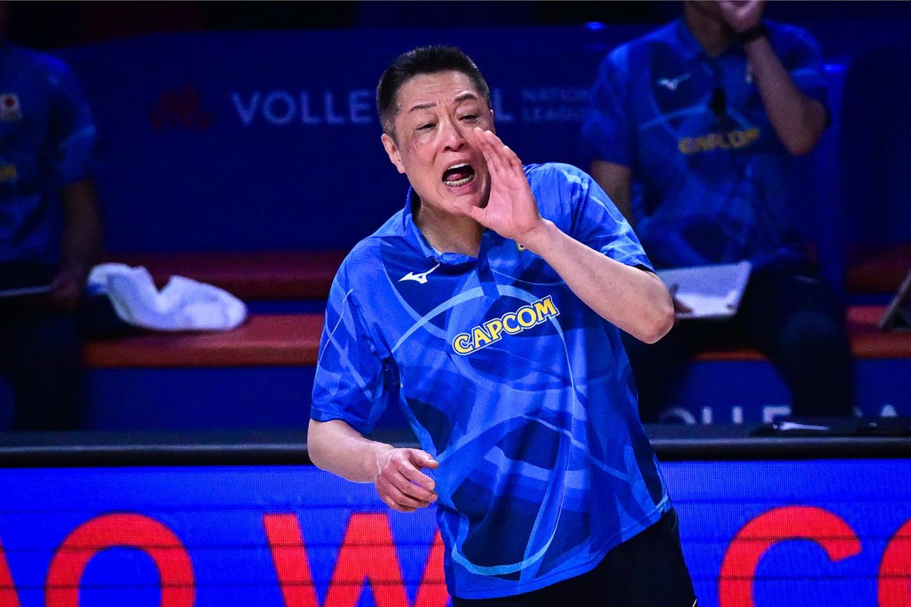 選手に声をかける真鍋政義監督（C）FIVB
