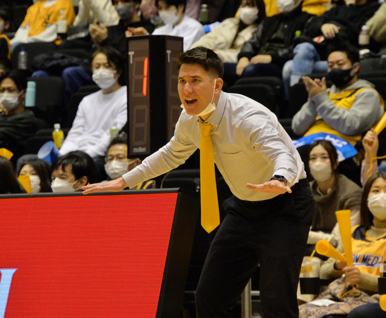 23年1月、滋賀　選手に指示を出す仙台89ERS・藤田HC