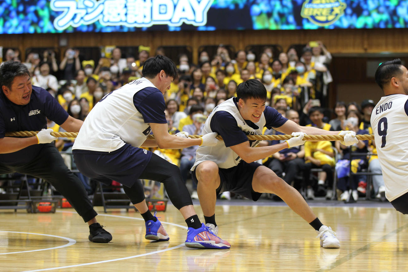 ファン感謝DAYの綱引きゲームでハッスルする宇都宮の高島紳司（撮影・沢田啓太郎）