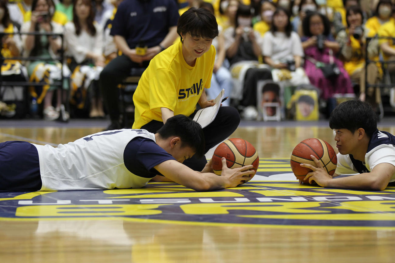 ファン感謝DAYのゲームで対決する宇都宮の高島紳司（左）と村岸航（右）（撮影・沢田啓太郎）