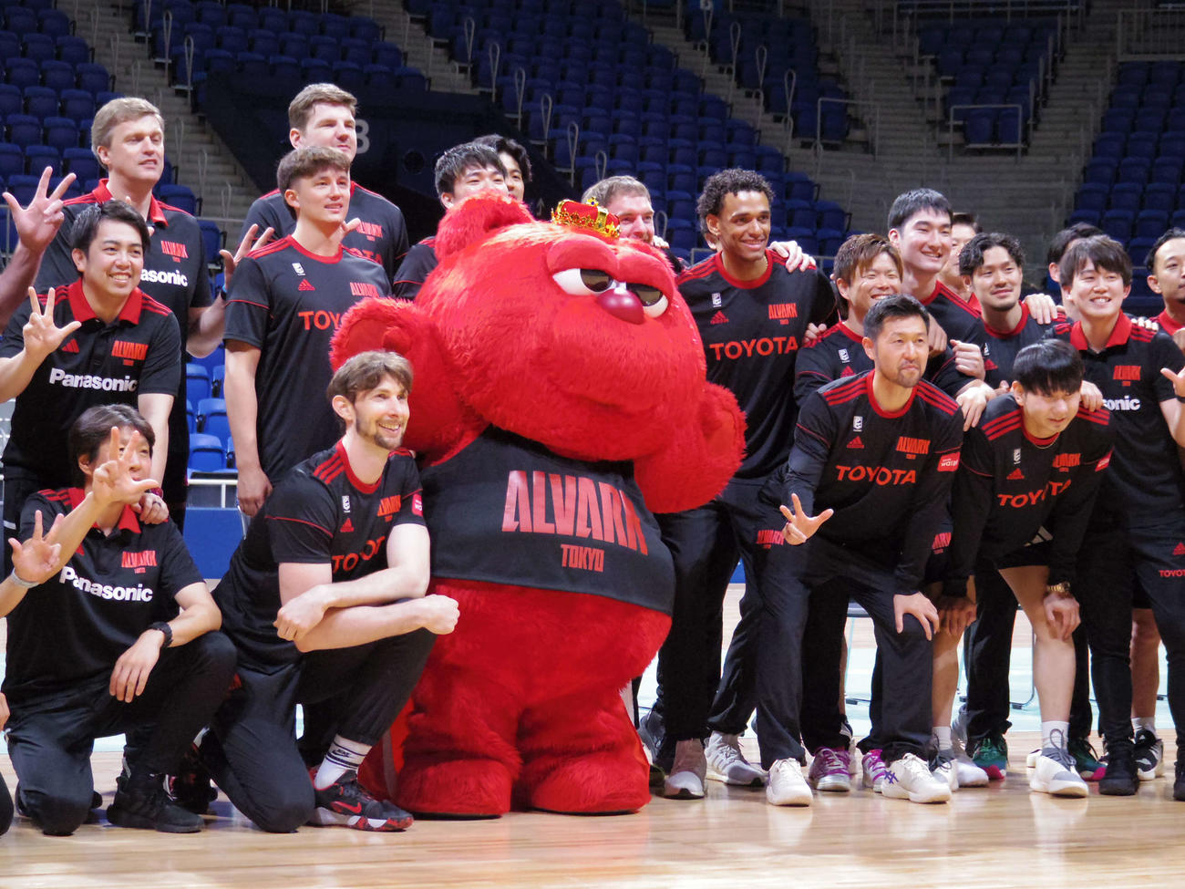 Bリーグのマスコットオブザイヤー受賞から一夜明け、王冠をかぶり、選手らと記念写真を取るB1A東京のルーク（中央）（撮影・奥岡幹浩）