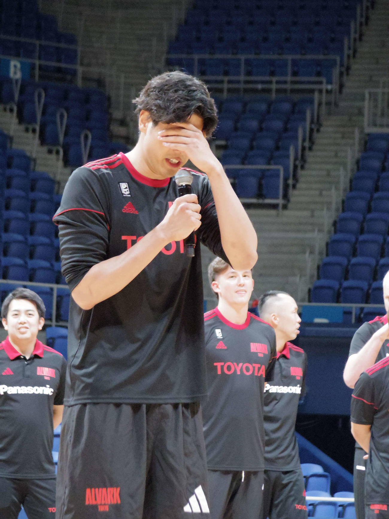 B1A東京を退団することになり、ファンへのスピーチで号泣するふりをする吉井