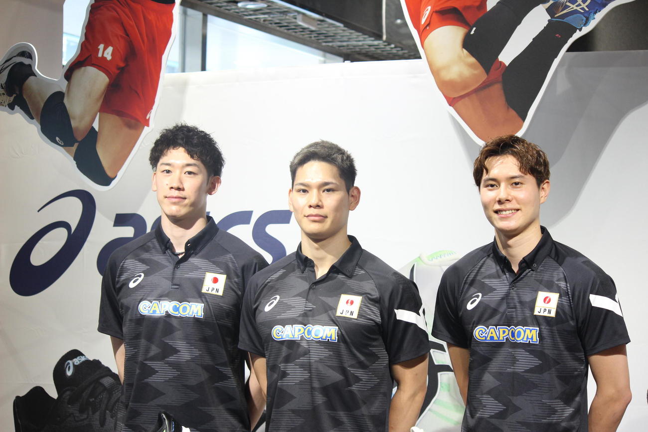 アシックスのイベントで写真に納まる（左から）石川祐希、西田有志、高橋藍（撮影・勝部晃多）