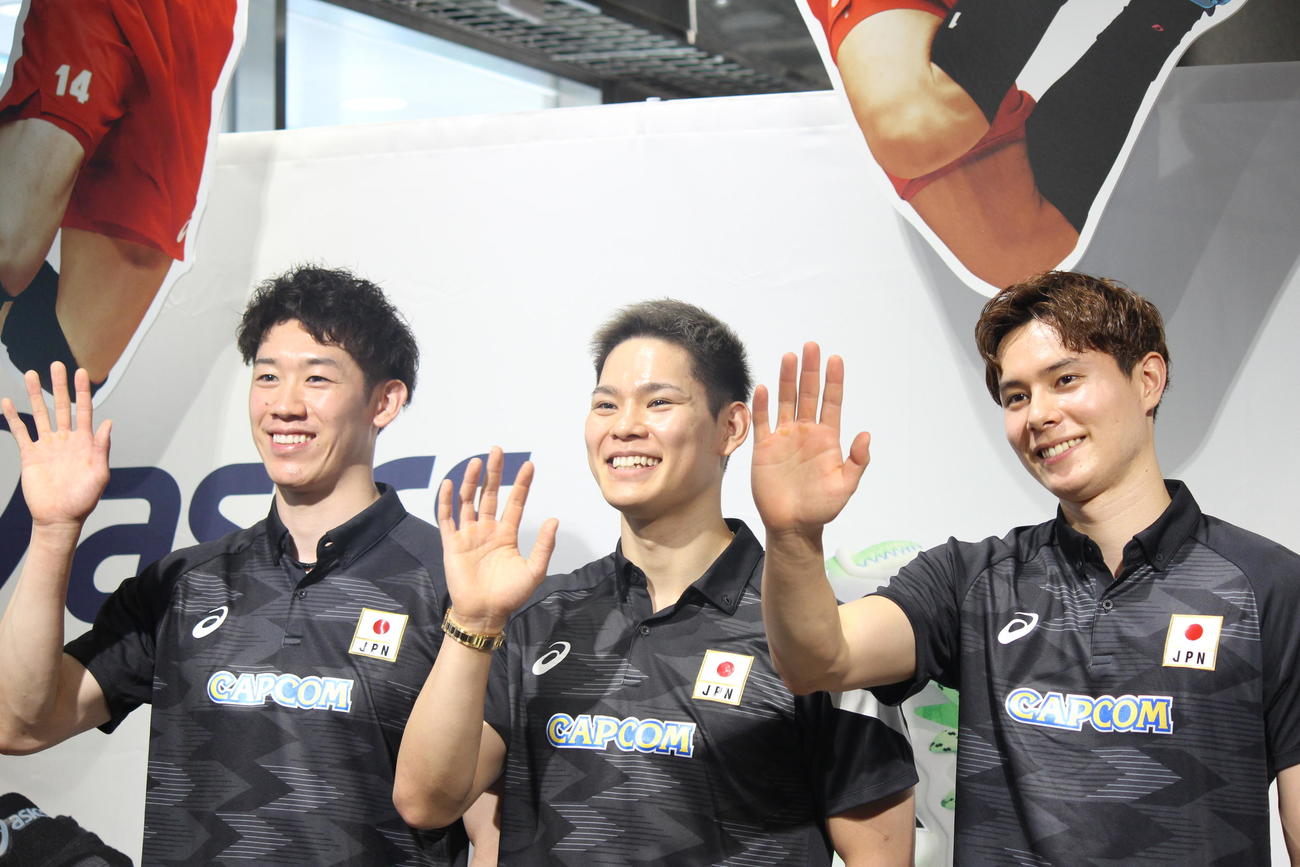 アシックスのイベントで写真に納まる石川（左）西田（中央）高橋藍（撮影・勝部晃多）