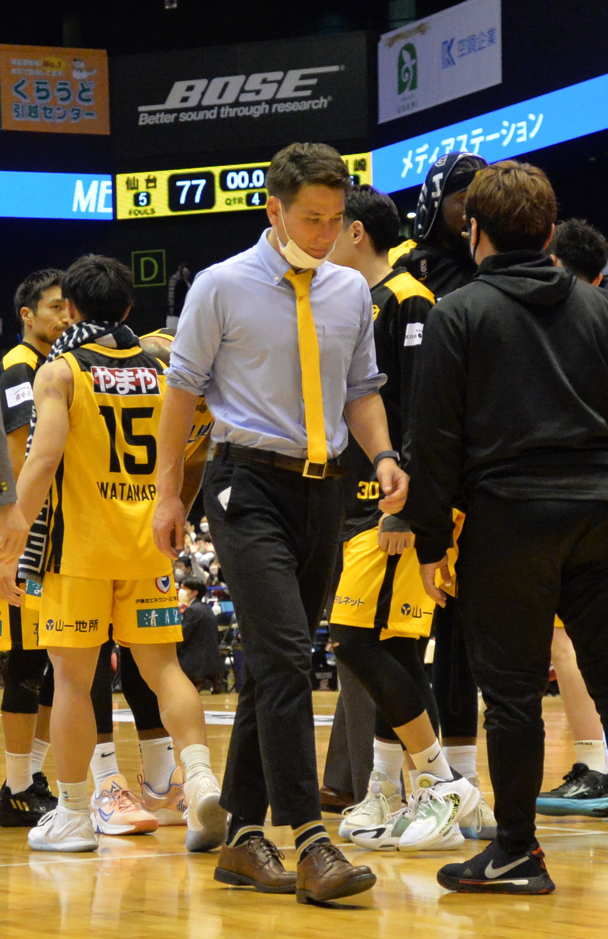 22年11月、川崎に77－83で敗れ肩を落とす仙台89ERS・藤田HC