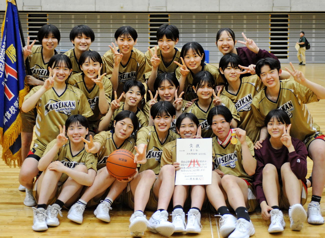 8大会連続優勝を飾った浜松開誠館の選手たち（撮影・山口昌久）