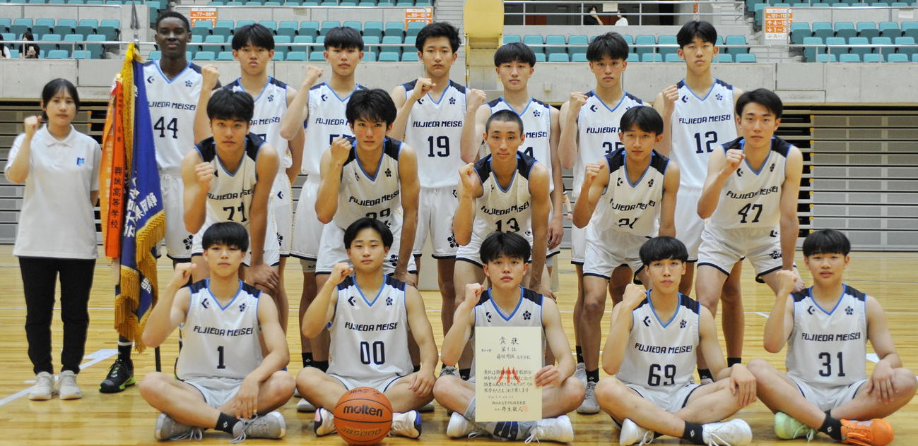 3連覇を達成した藤枝明誠の選手たち（撮影・山口昌久）