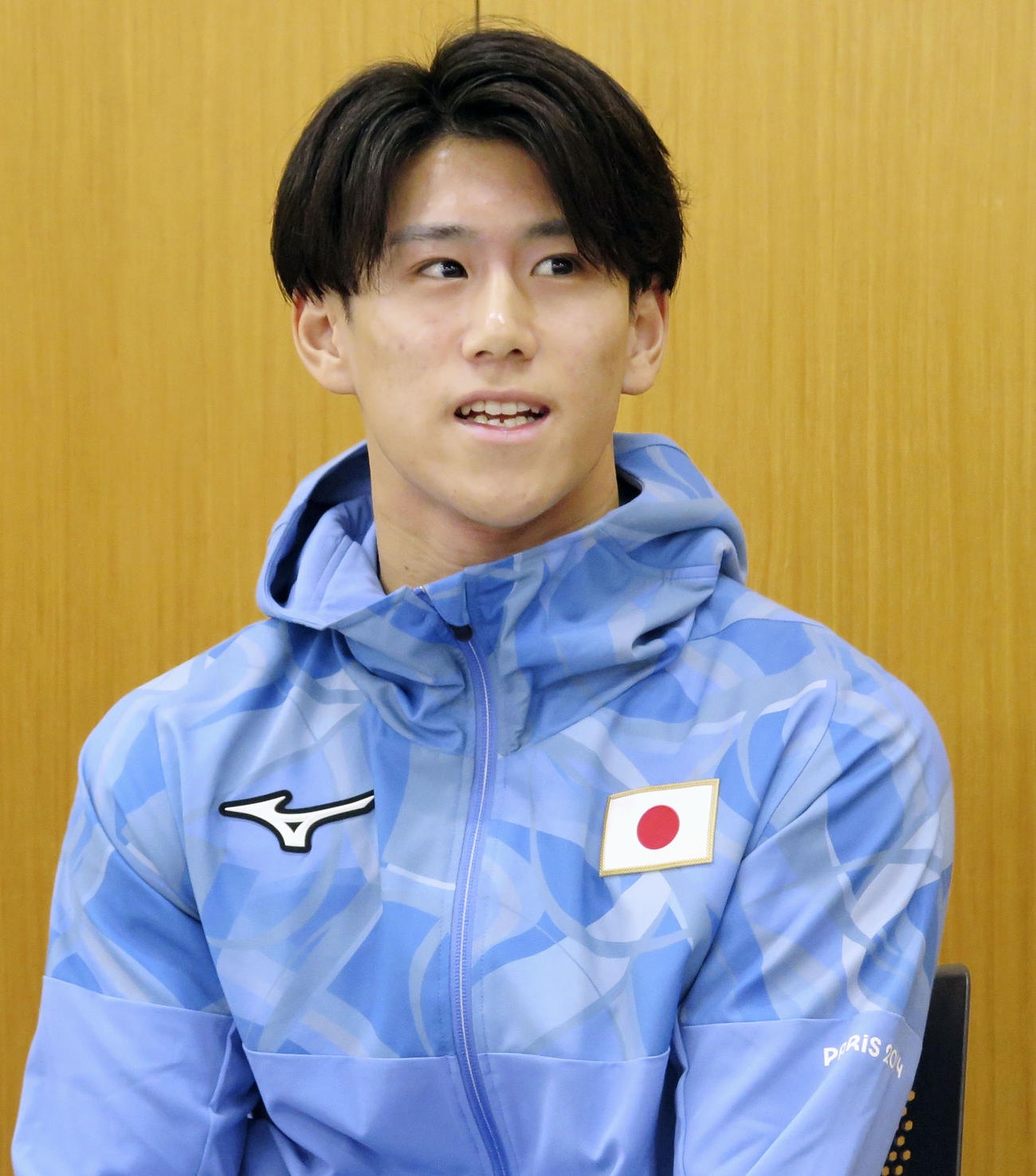 取材に応じる体操男子の橋本大輝（共同）