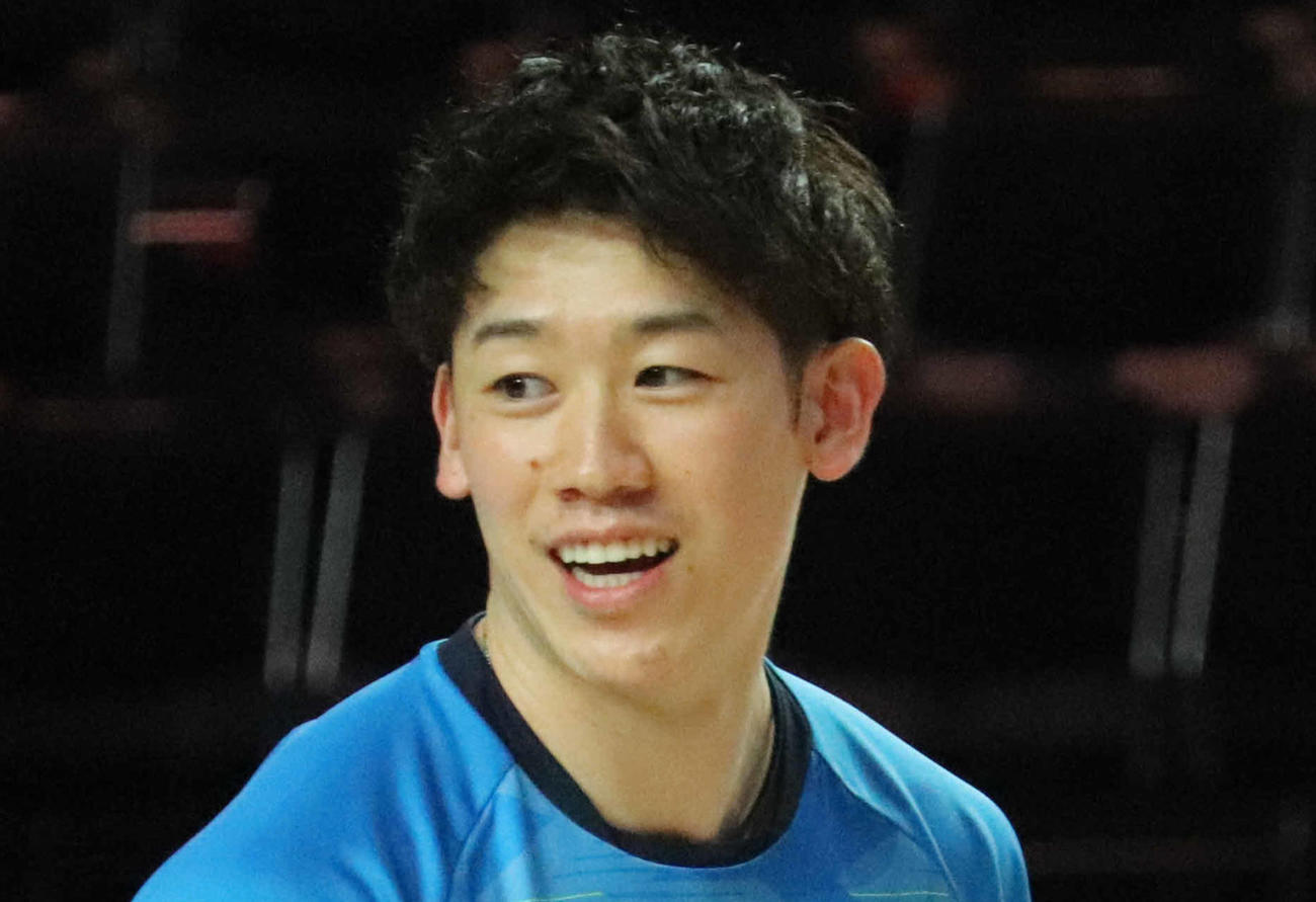 2日、笑顔で練習する石川祐希