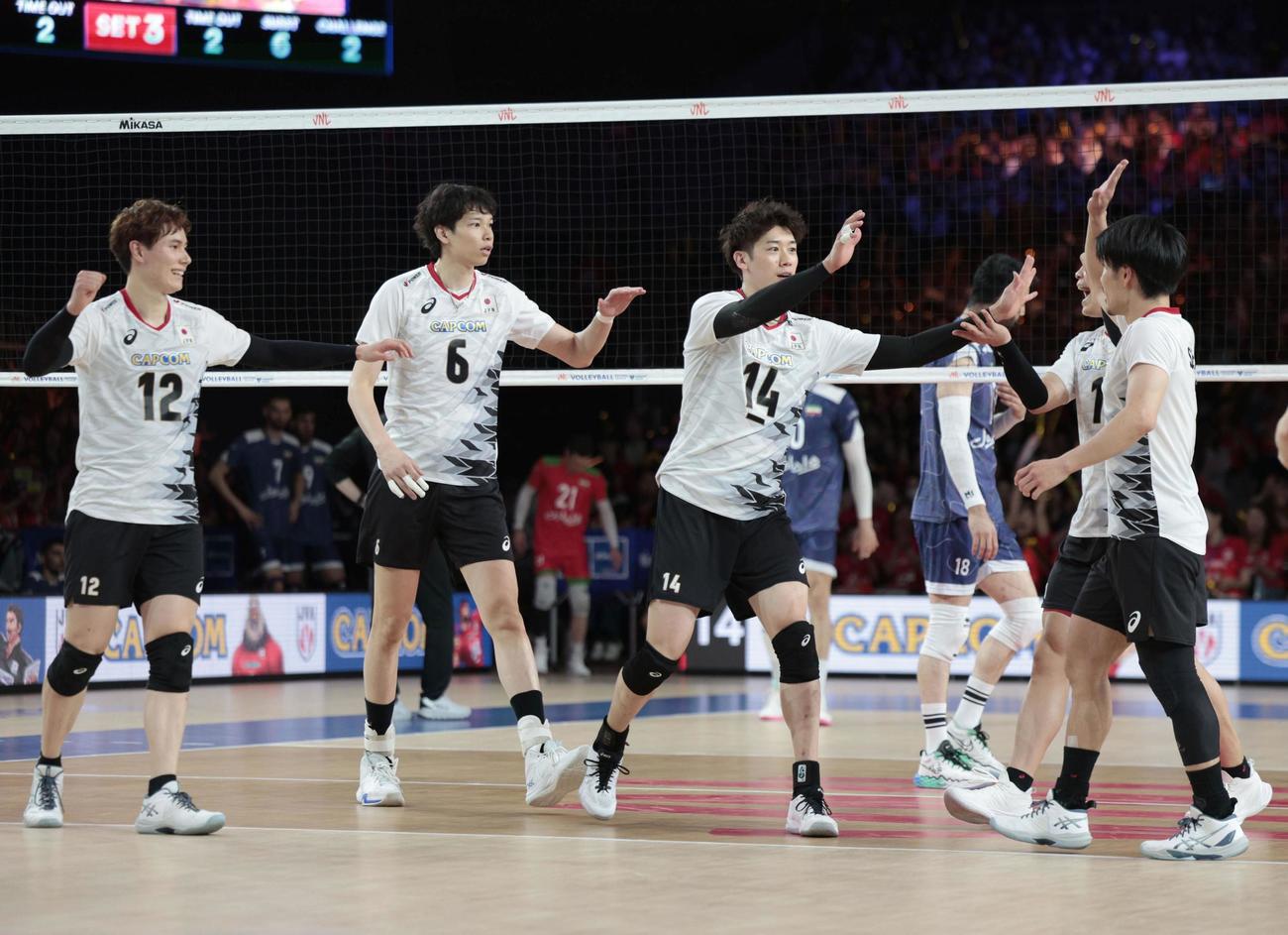 日本対イラン　第3セット、スパイクを決め喜ぶ石川（共同）