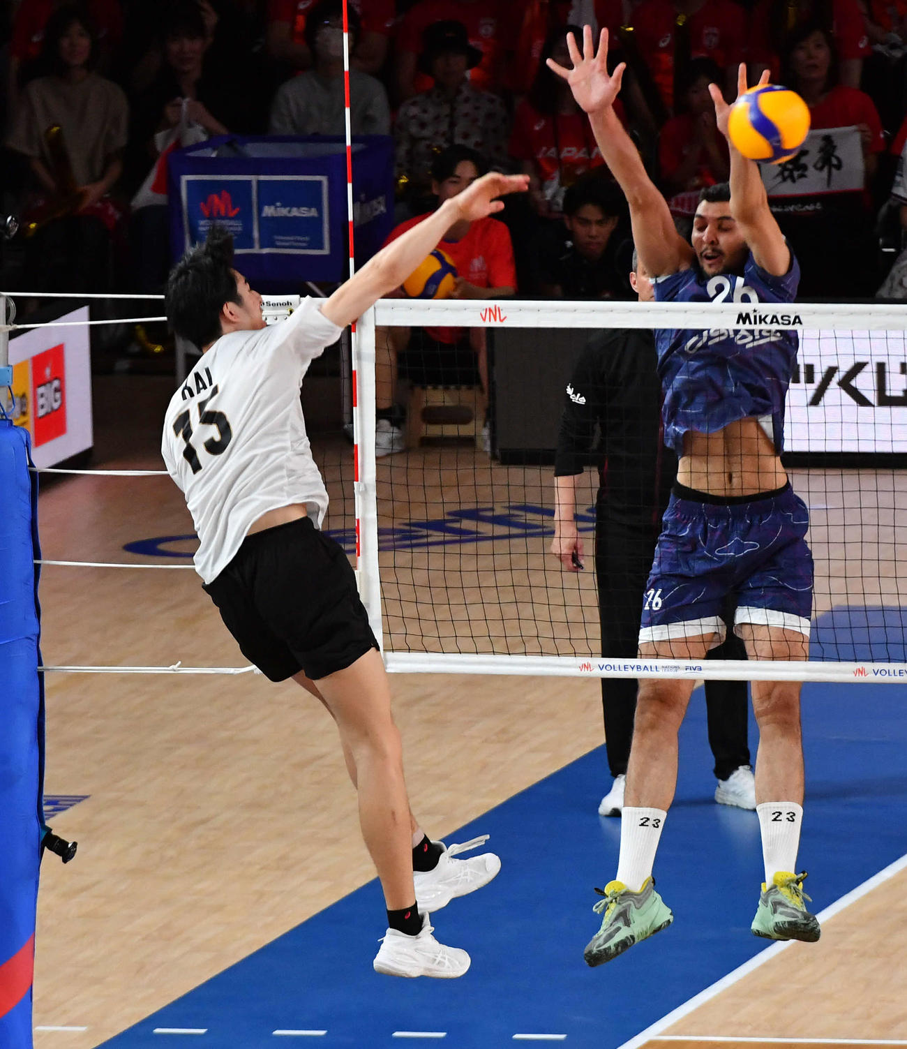 日本対イラン　第3セット、スパイクで得点を奪う甲斐（撮影・岩下翔太）