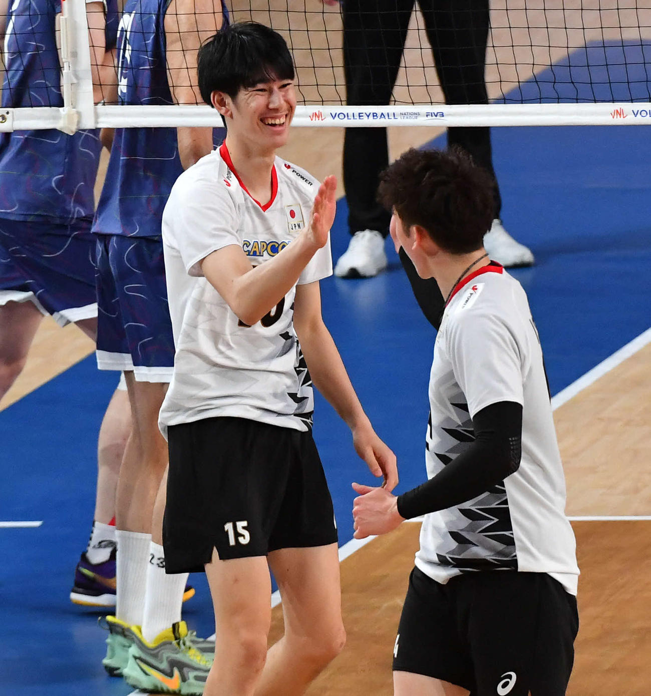 日本対イラン　第3セット、スパイクで得点を奪い、笑顔でタッチを交わす甲斐（撮影・岩下翔太）