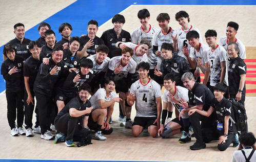 日本対イラン　イランに勝利し、記念撮影するバレー男子日本代表の選手たち（撮影・岩下翔太）
