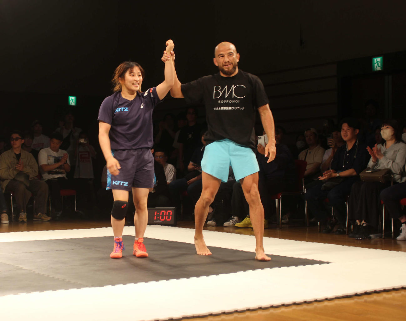 練習で組み合った須崎（左）はアーチュレッタから手を掲げられる