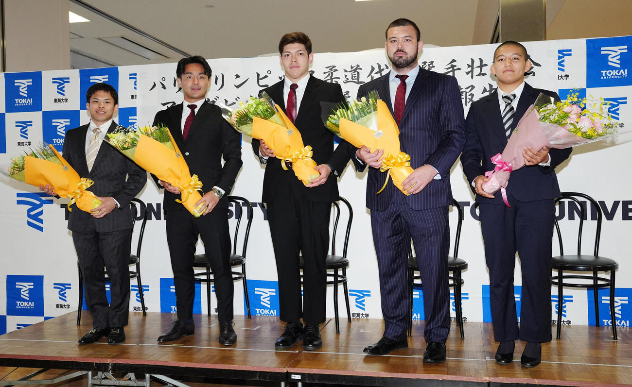 パリ五輪に出場する東海大柔道部関係者の壮行会で写真に納まる、左から男子日本代表の永山、橋本、村尾、ウルフ・アロン、女子スペイン代表の角田（撮影・江口和貴）