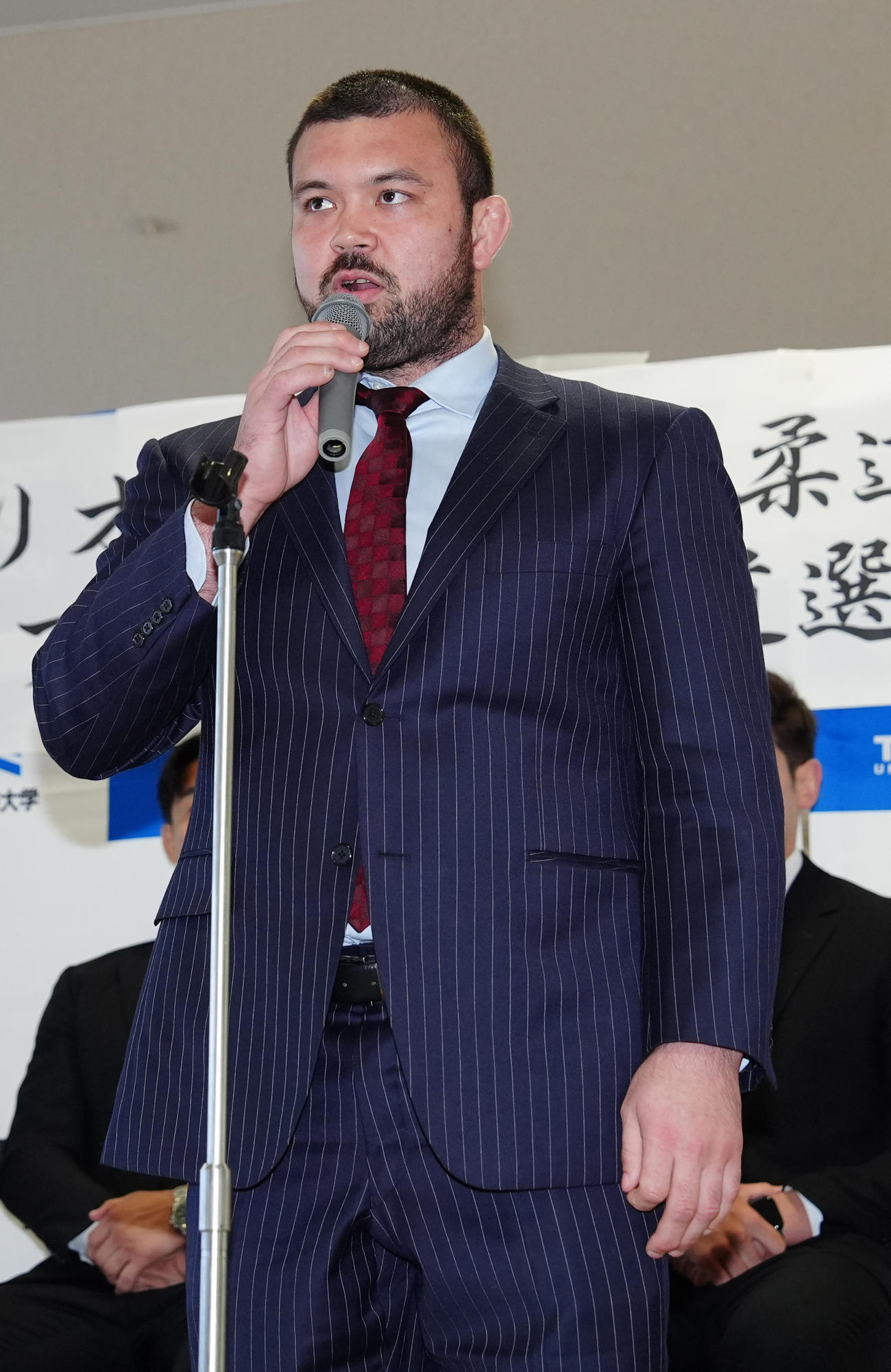 パリ五輪に出場する東海大柔道部関係者の壮行会であいさつする男子日本代表のウルフ・アロン（撮影・江口和貴）