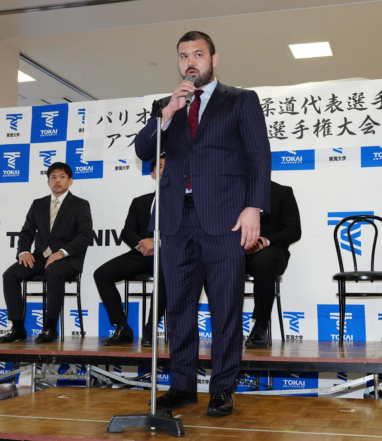 パリ五輪に出場する東海大柔道部関係者の壮行会であいさつする男子日本代表のウルフ・アロン（撮影・江口和貴）