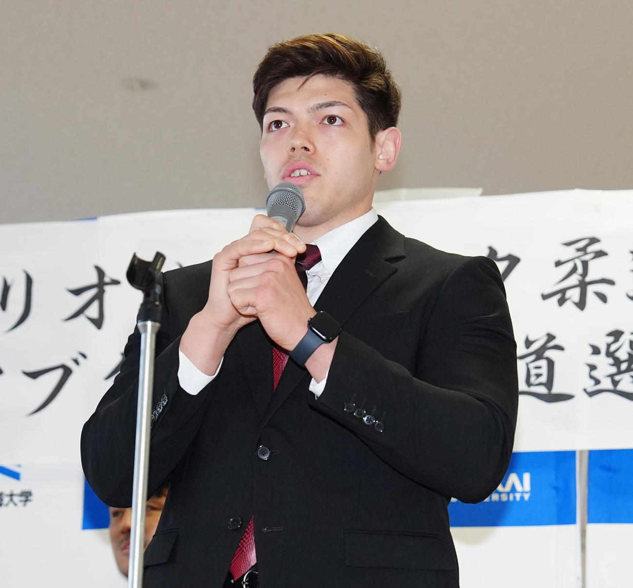 パリ五輪に出場する東海大柔道部関係者の壮行会であいさつする男子日本代表の村尾（撮影・江口和貴）