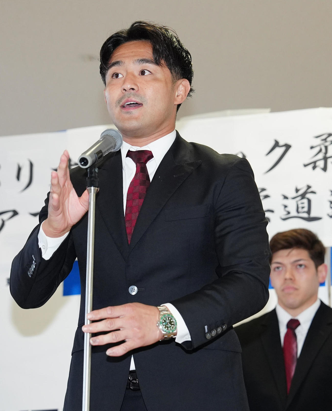 パリ五輪に出場する東海大柔道部関係者の壮行会であいさつする男子日本代表の橋本（撮影・江口和貴）