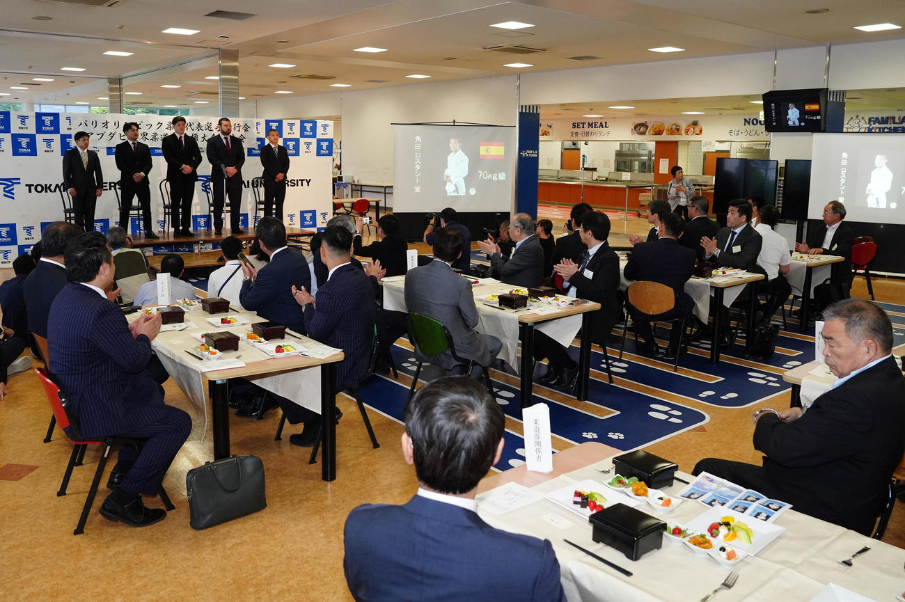 パリ五輪に出場する東海大柔道部関係者の壮行会に出席する、後方左から男子日本代表の永山、橋本、村尾、ウルフ・アロン、女子スペイン代表の角田（撮影・江口和貴）