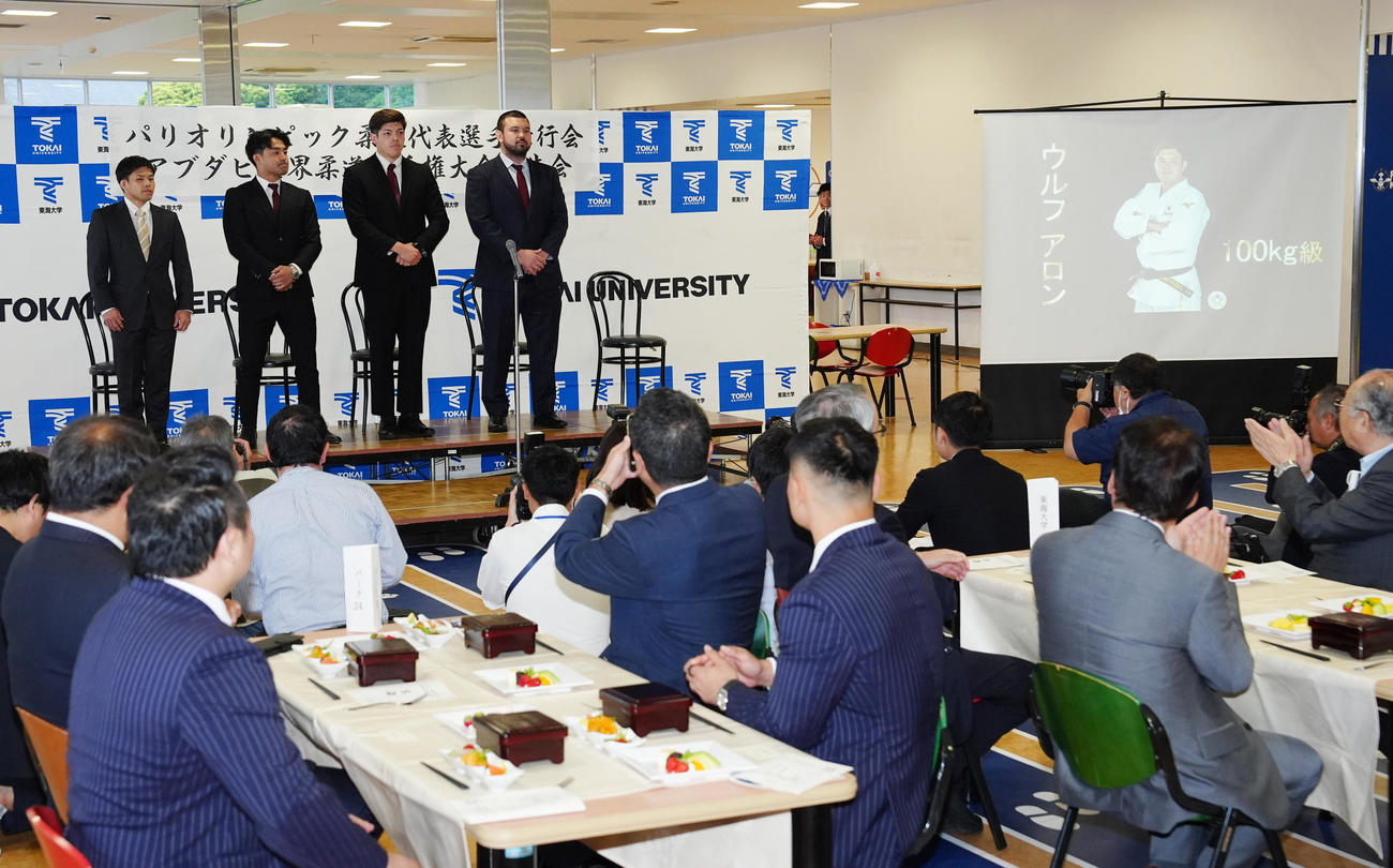 パリ五輪に出場する東海大柔道部関係者の壮行会に出席する、後方左から男子日本代表の永山、橋本、村尾、ウルフ・アロン（撮影・江口和貴）