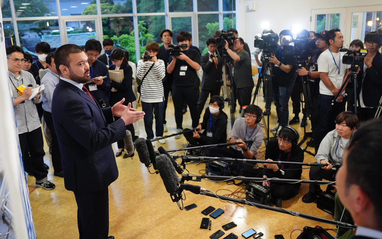 パリ五輪に出場する東海大柔道部関係者の壮行会に出席し、取材に応じるウルフ・アロン（手前左）（撮影・江口和貴）