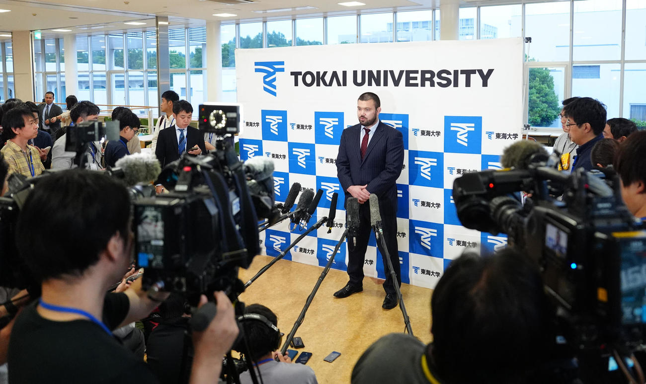 パリ五輪に出場する東海大柔道部関係者の壮行会に出席し、取材に応じるウルフ・アロン（中央）（撮影・江口和貴）