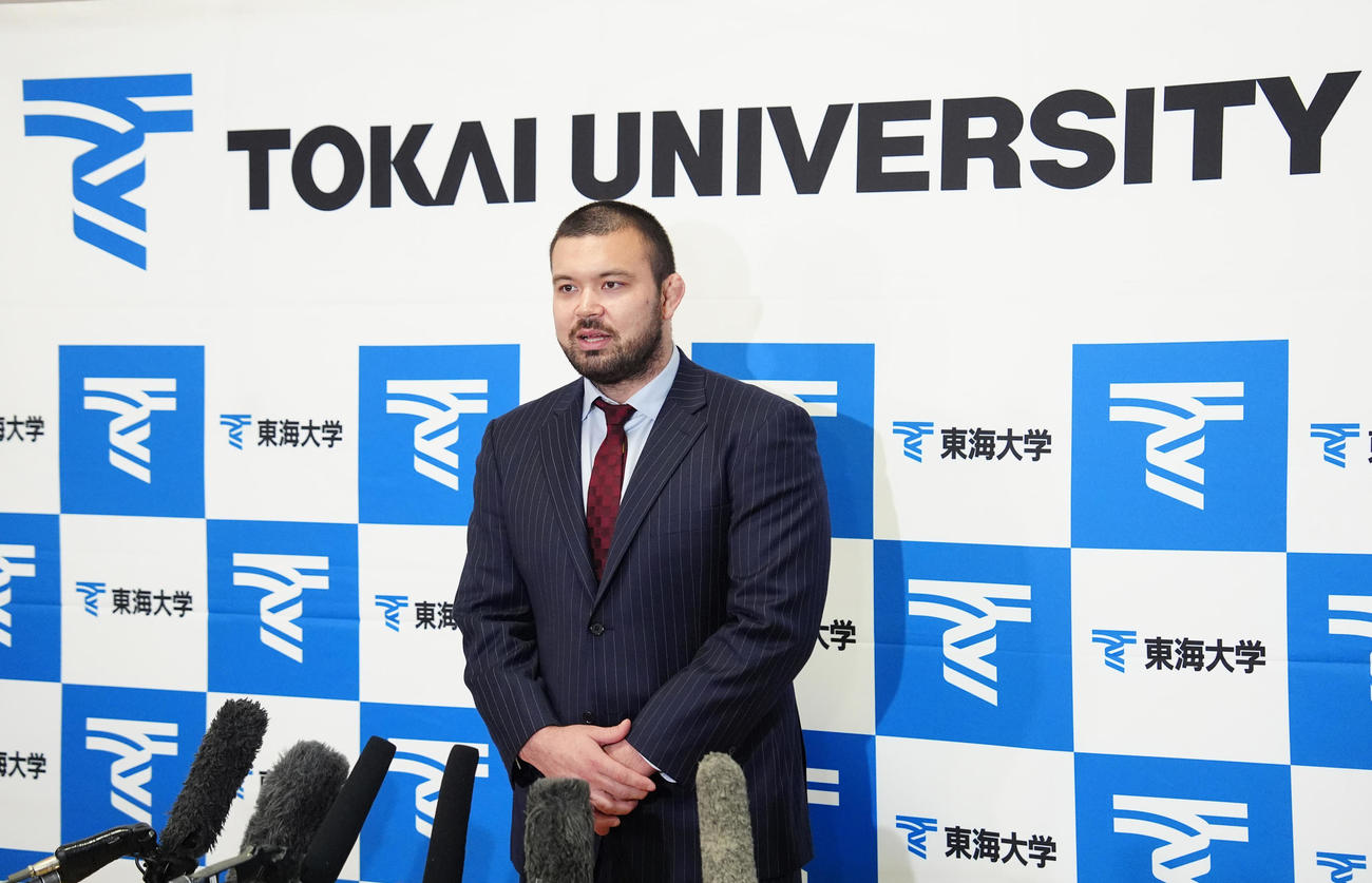 パリ五輪に出場する東海大柔道部関係者の壮行会に出席し、取材に応じるウルフ・アロン（撮影・江口和貴）