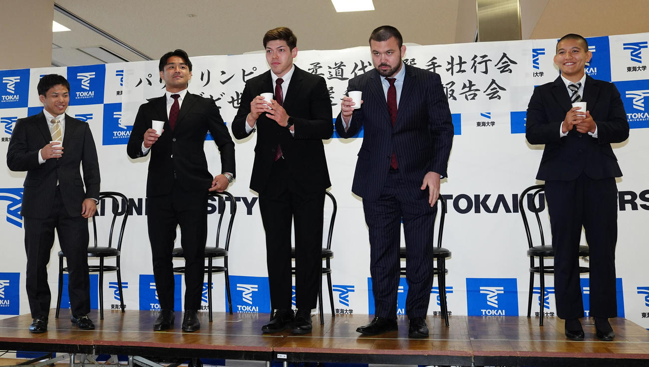 パリ五輪に出場する東海大柔道部関係者の壮行会で乾杯する、左から男子日本代表の永山、橋本、村尾、ウルフ・アロン、女子スペイン代表の角田（撮影・江口和貴）