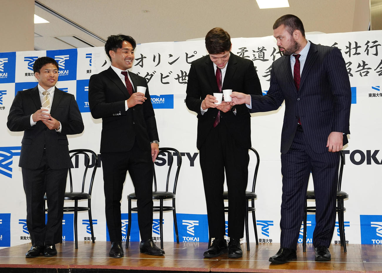 パリ五輪に出場する東海大柔道部関係者の壮行会で乾杯する、左から男子日本代表の永山、橋本、村尾、ウルフ・アロン（撮影・江口和貴）