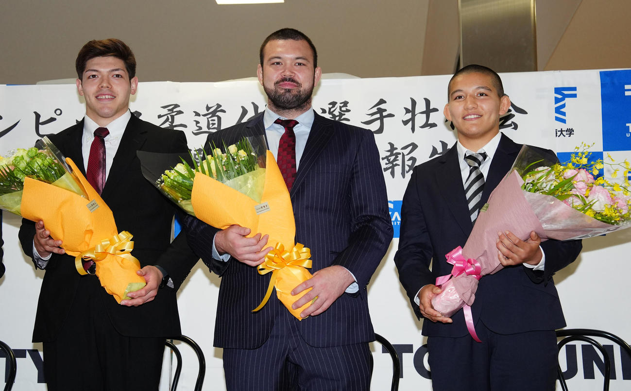 パリ五輪に出場する東海大柔道部関係者の壮行会に臨む、左から男子日本代表の村尾、ウルフ・アロン、女子スペイン代表の角田（撮影・江口和貴）