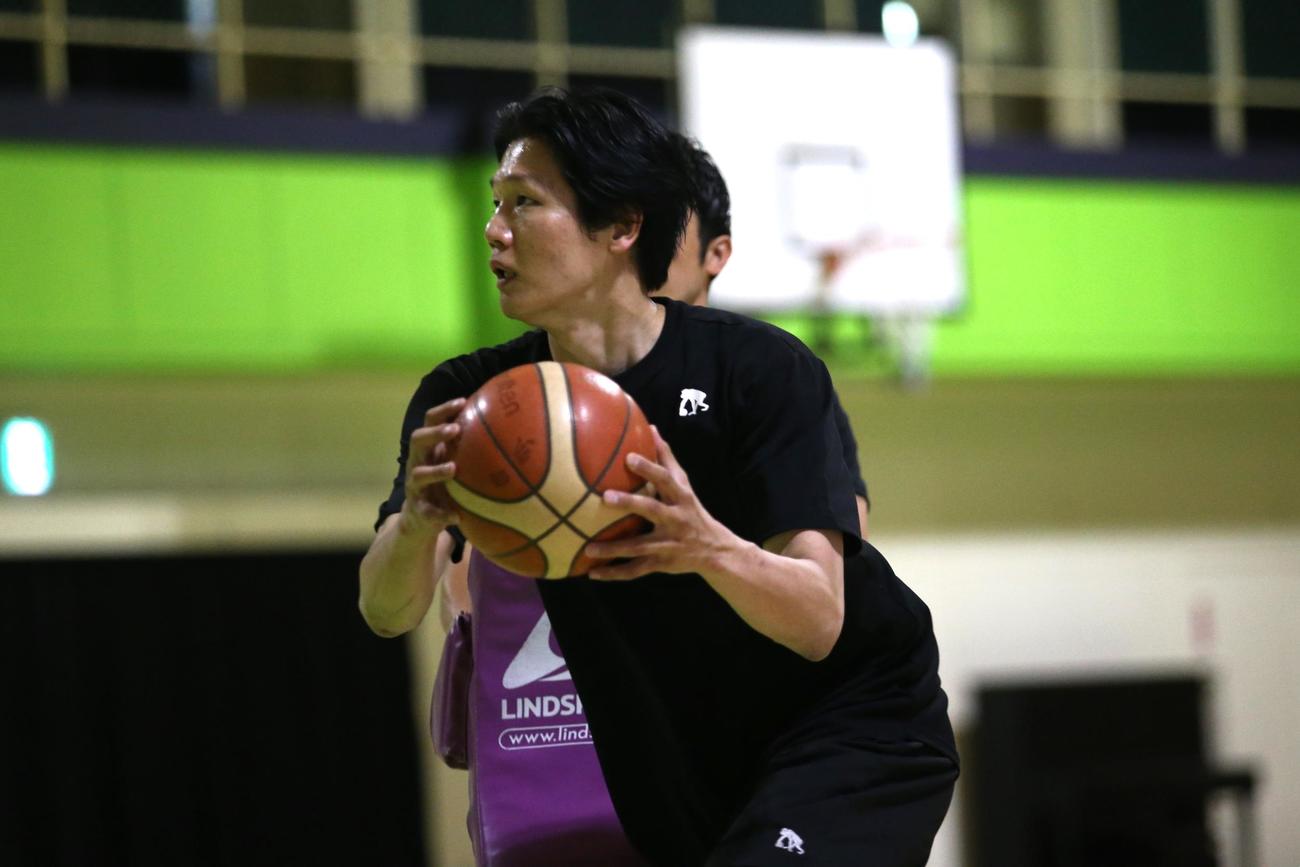 レバンガ北海道の桜井（手前）は、引退試合前にハードなトレーニングを行う（撮影・中島洋尚）