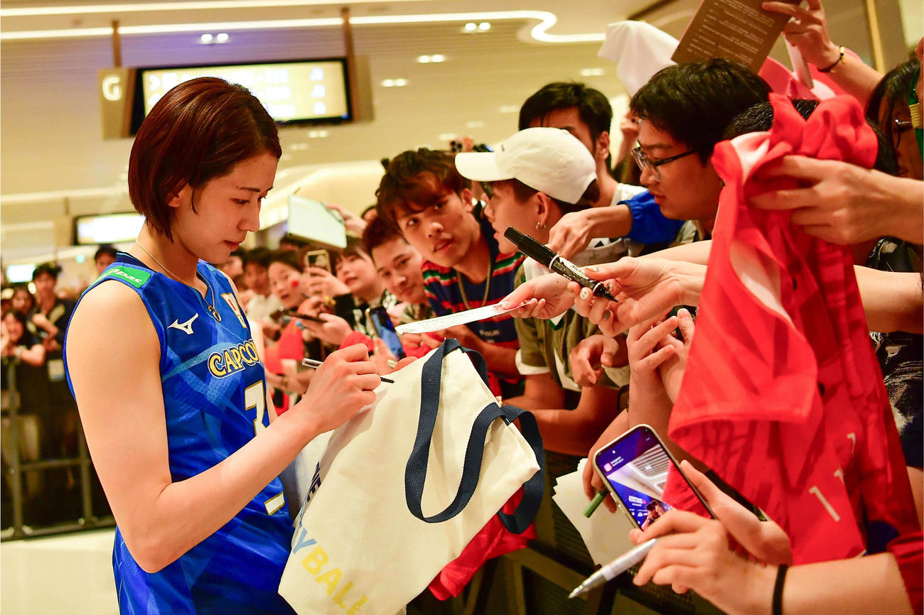 ネーションズリーグ中国大会で現地ファンにサインする女子日本代表の古賀紗理那（C）JVA