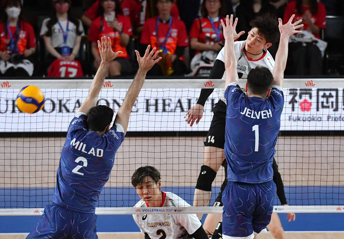 日本対イラン　第1セット、スパイクで得点する石川（撮影・岩下翔太）