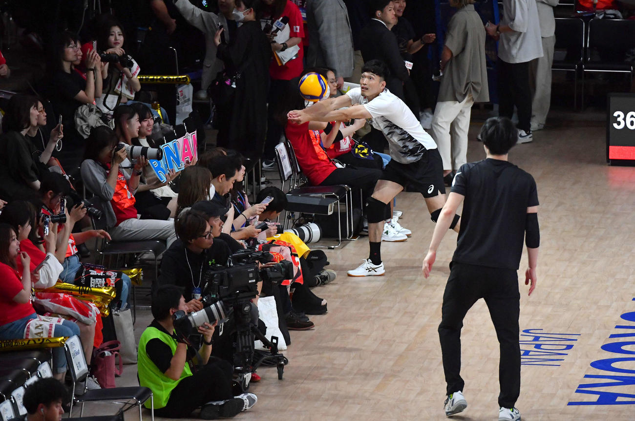 ネーションズリーグ　日本対イラン　試合前、客席に近い位置で練習を行う深津（撮影・岩下翔太）