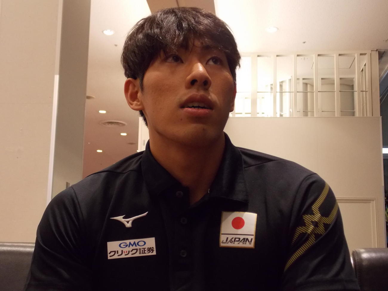欧州グランプリを終え、帰国した羽田空港で思いを語る本多（撮影・松本航）
