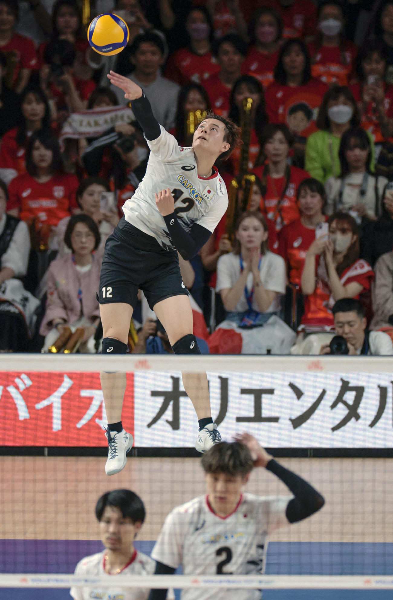 日本対イラン　第1セット、サーブを放つ高橋藍（共同）