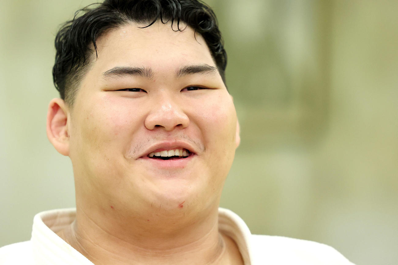 練習後、記者の質問に答える斉藤（撮影・河田真司）