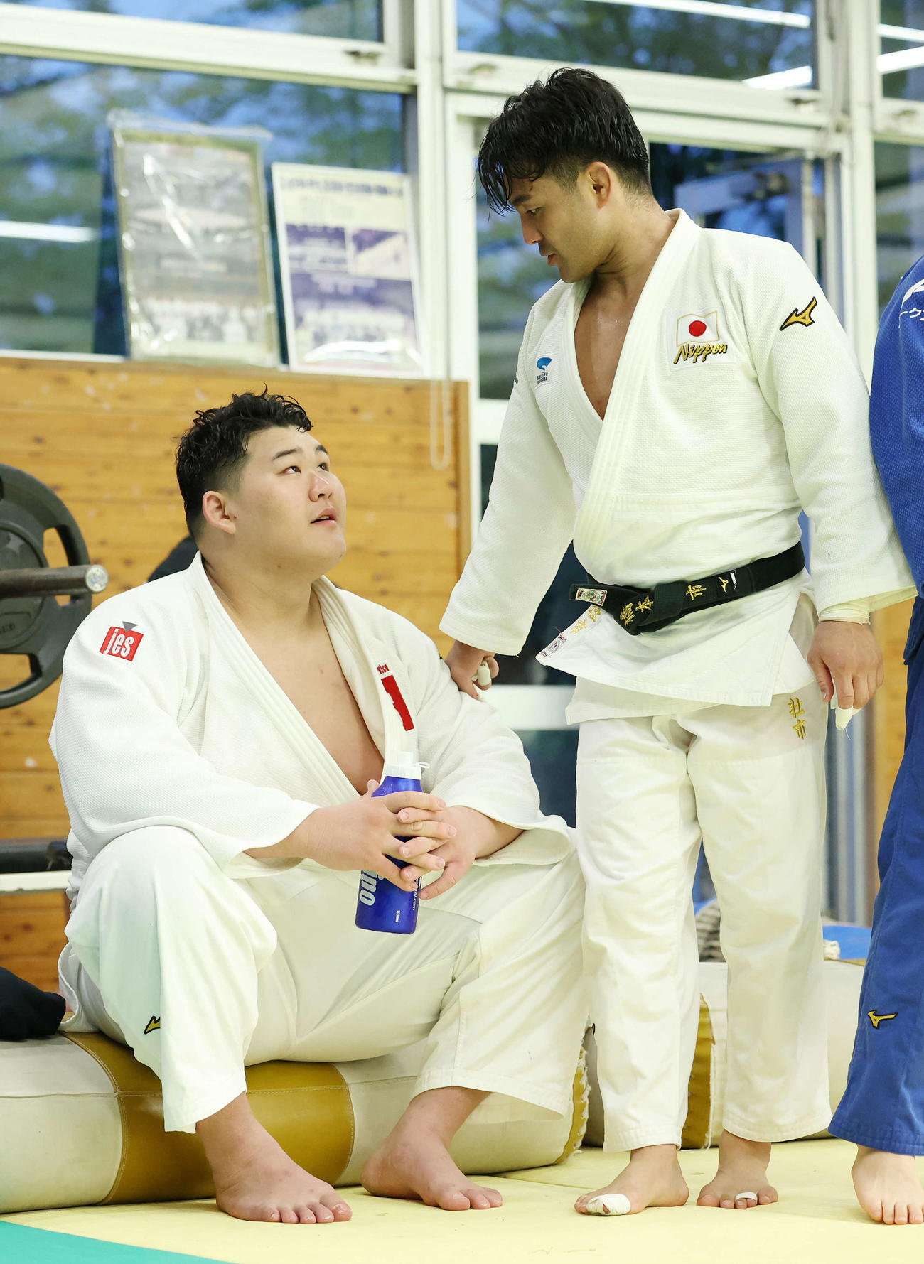 言葉を交わす斉藤（左）と橋本（撮影・河田真司）