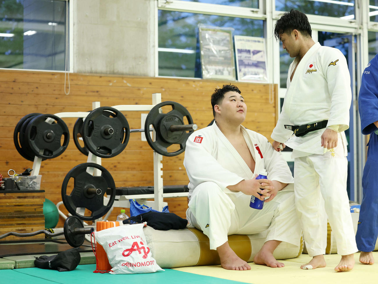 言葉を交わす斉藤（左）と橋本（撮影・河田真司）