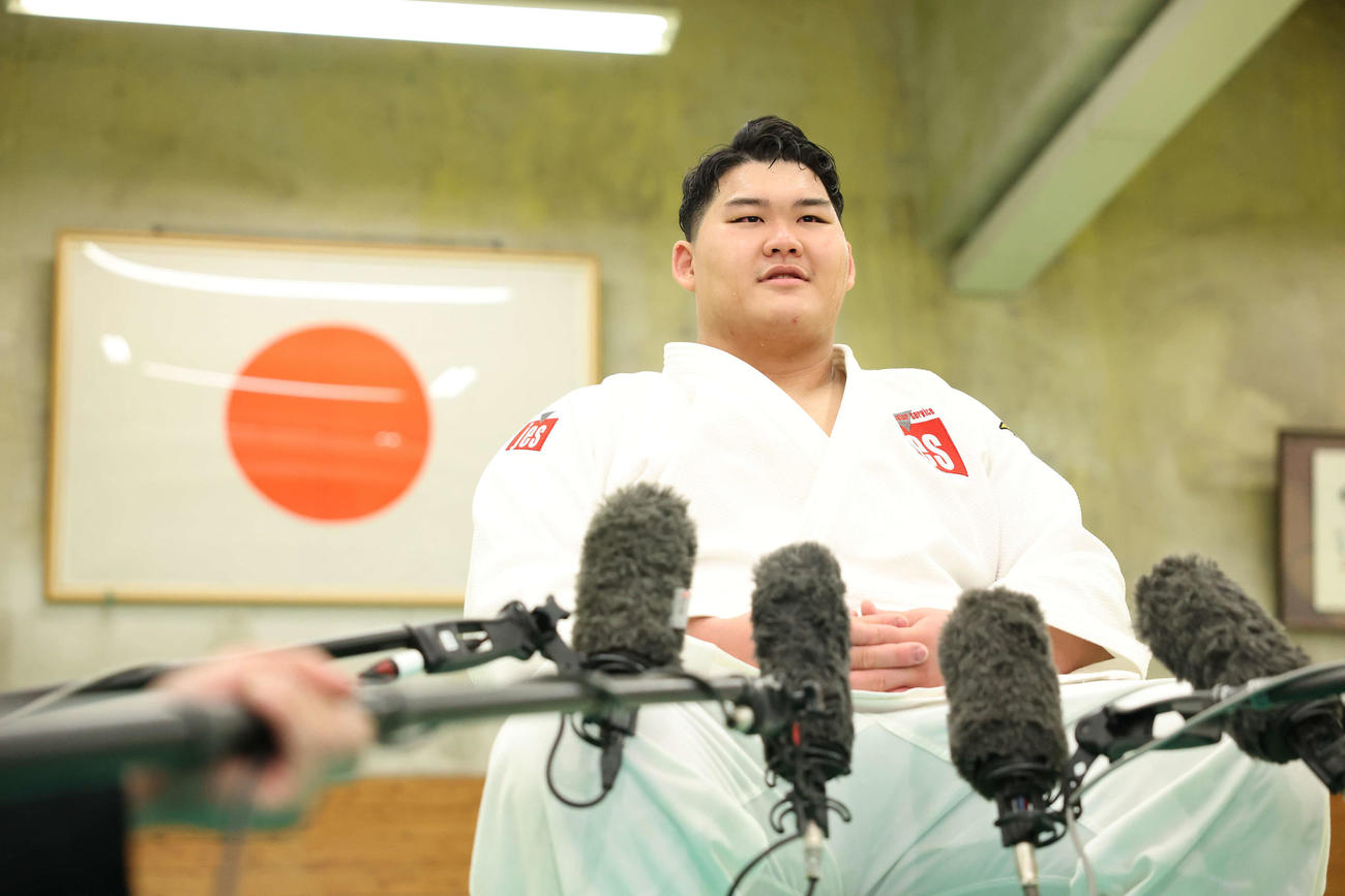 練習後、記者の質問に答える斉藤（撮影・河田真司）