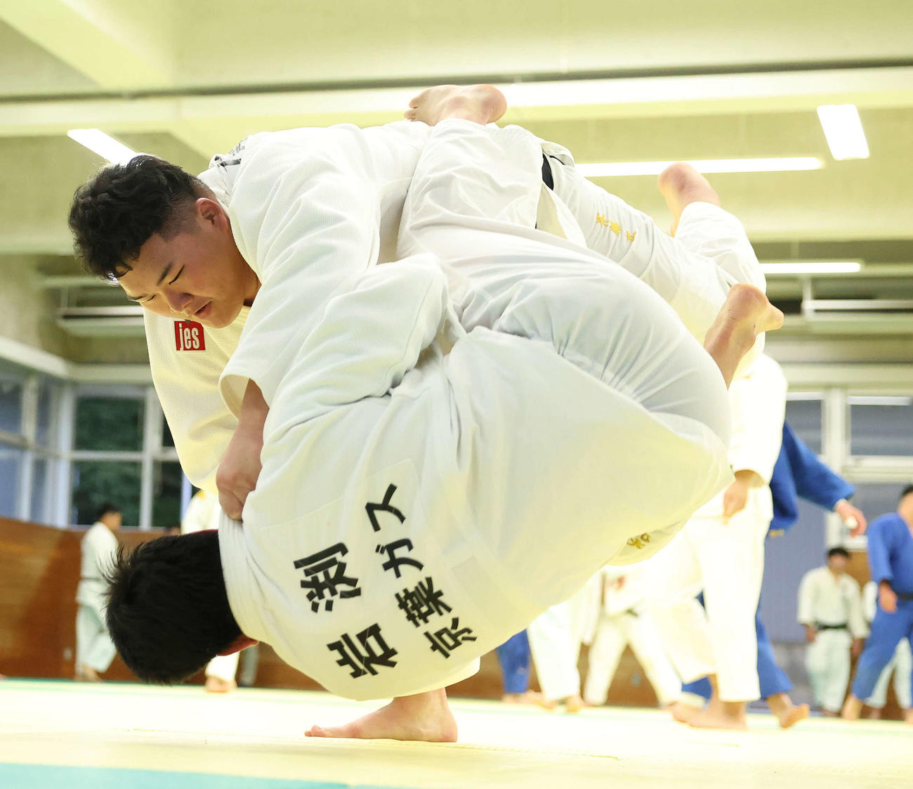 練習で汗を流す斉藤（奥）（撮影・河田真司）