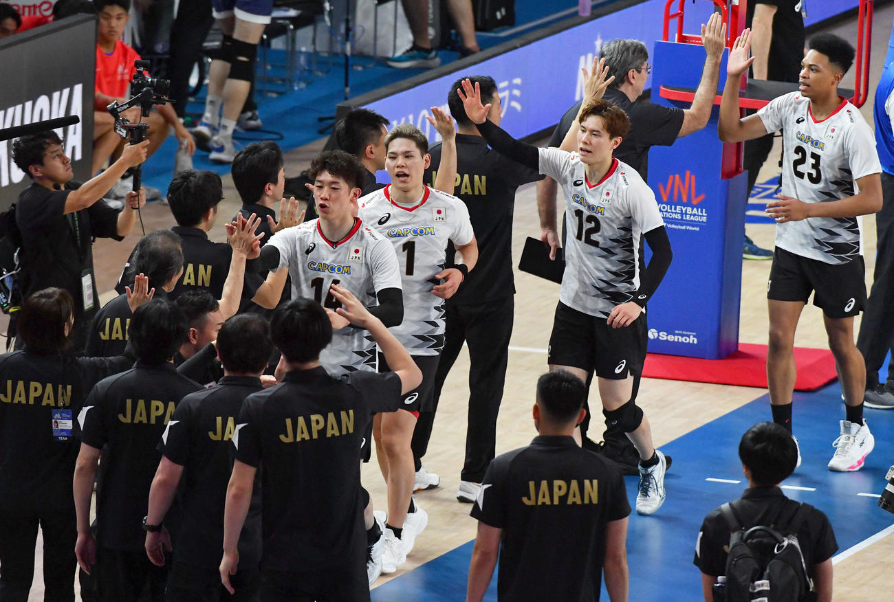 ネーションズリーグ　日本対イラン　イランに勝利しタッチを交わす、先頭から石川、西田、高橋、エバデダン・ラリーらバレー男子日本代表の選手たち（撮影・岩下翔太）