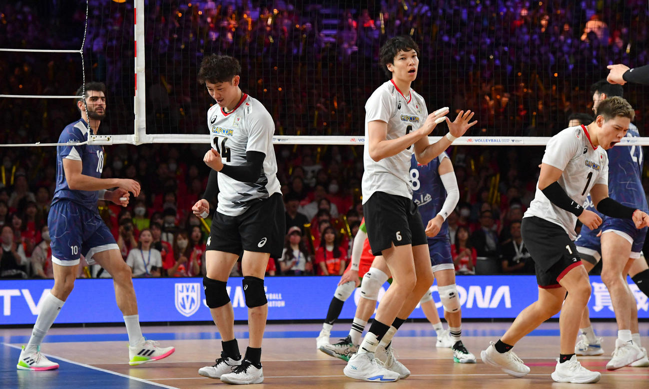 ネーションズリーグ　日本対イラン　第2セット、ブロックで得点しガッツポーズする石川（左）、中央は山内、右は西田（撮影・岩下翔太）