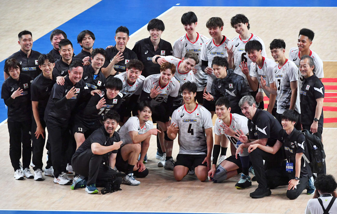日本対イラン　イランに勝利し、記念撮影するバレー男子日本代表の選手たち（撮影・岩下翔太）