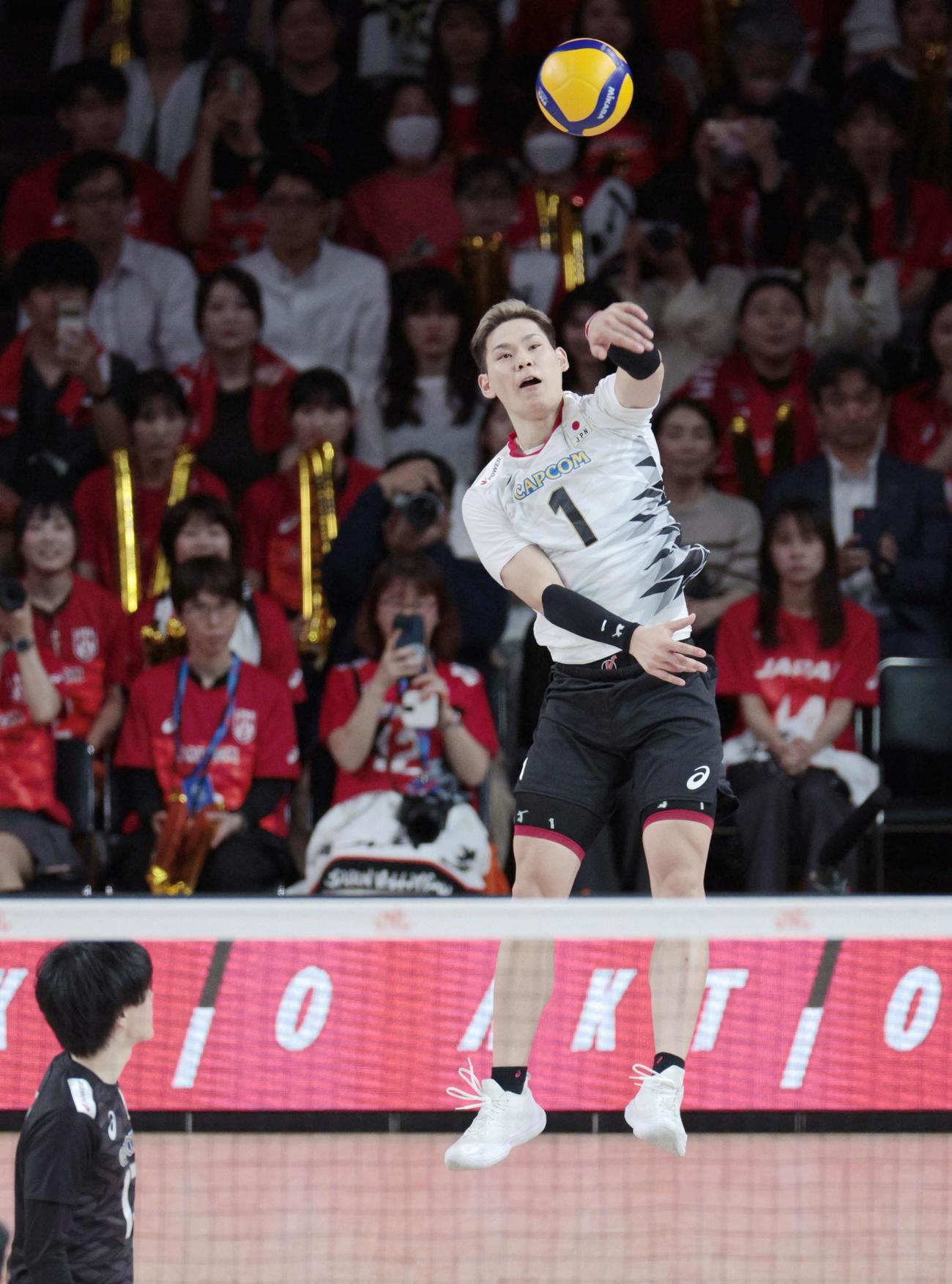 日本対イラン　第1セット、サーブを放つ西田（共同）