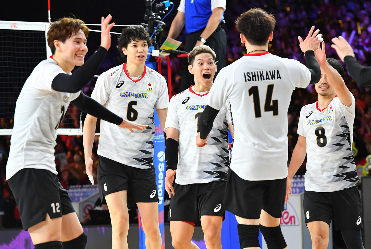 日本対イラン　第2セット、西田（中央）がスパイクで得点し、タッチを交わすバレー男子日本代表の選手たち（撮影・岩下翔太）
